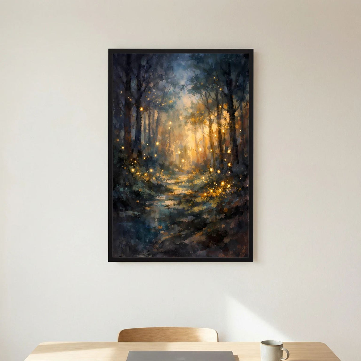 Wandbild Hochformat mit Waldweg, blau-schwarzen Bäumen und goldenen Lichtpunkten im Nebel