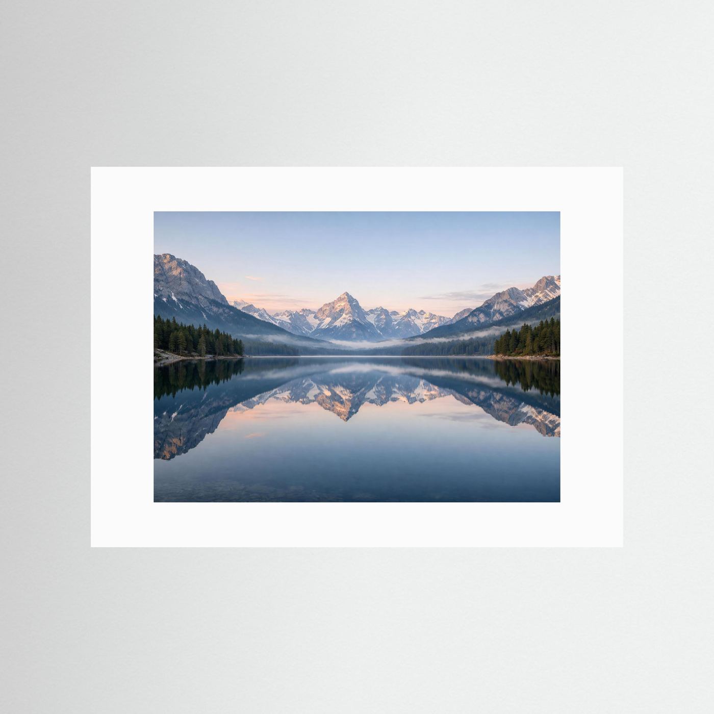 Panoramaposter mit Alpenpanorama und Spiegelsee im Querformat, weißes Passepartout