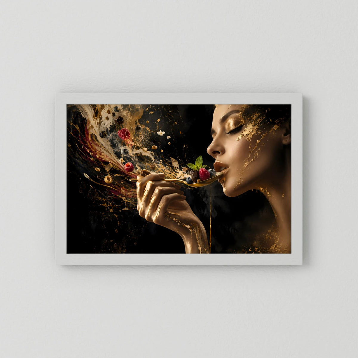 Querformat-Poster mit Frau im Goldlook und Beeren, weiß gerahmt