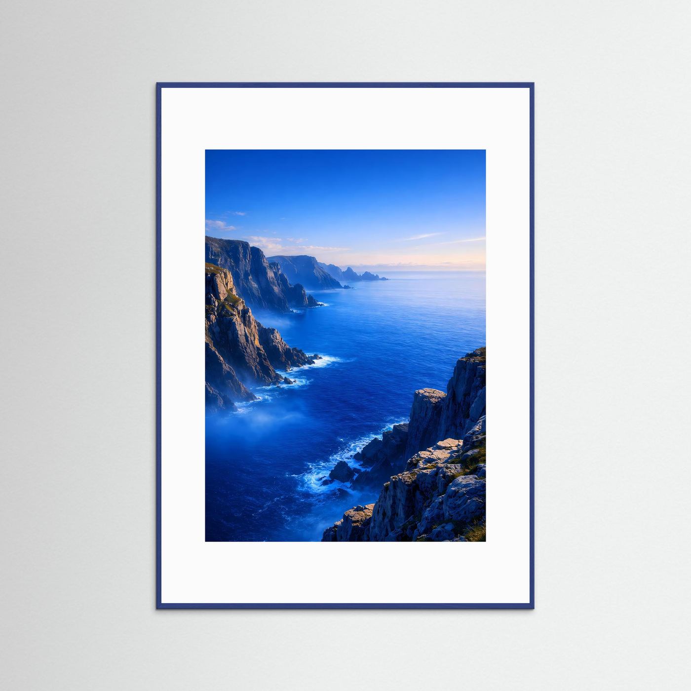 Hochformat-Ozeanposter mit Klippenküste in Blau, im blauen Bilderrahmen