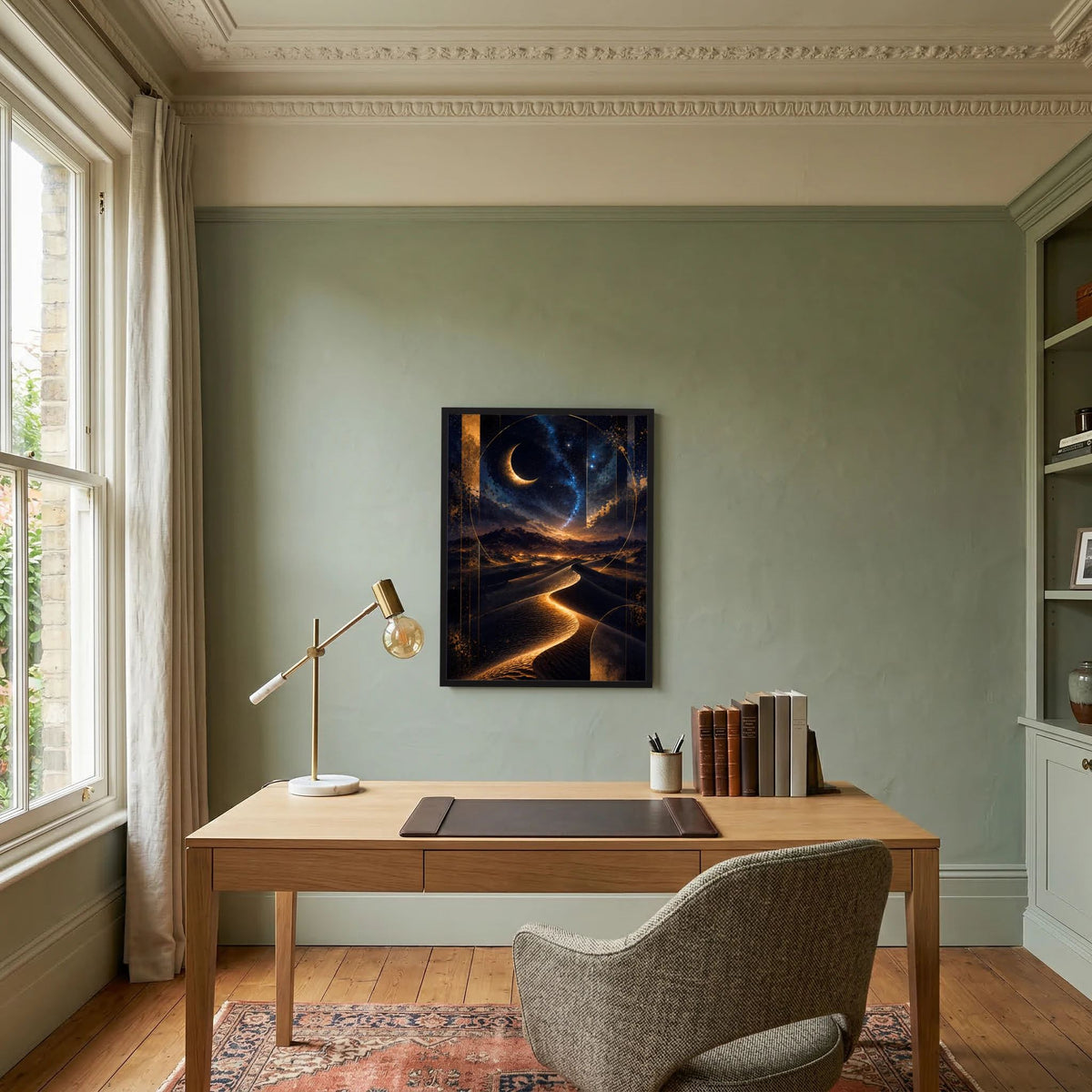 Gerahmtes Poster an der Wand im Hochformat mit Mondsichel und leuchtender Sandspur
