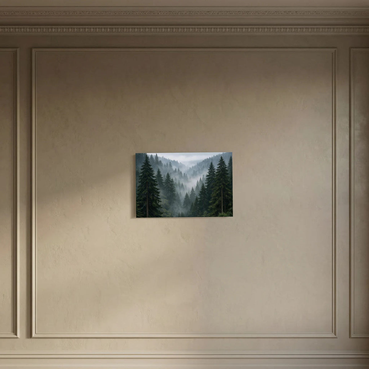 Querformatiges Wandbild: Nadelwald im Nebel mit dunklen Tannen und hellgrauen Nebelflächen
