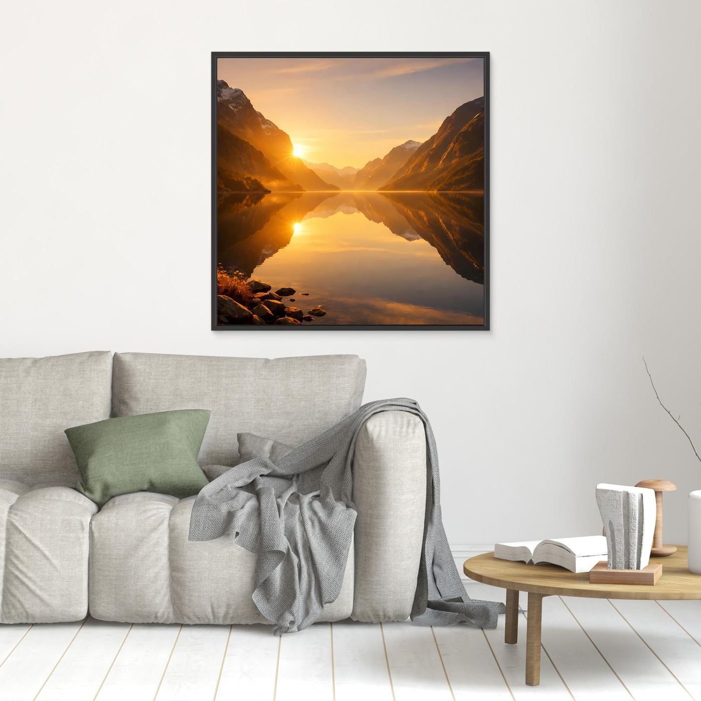Leinwandbild mit Sonnenaufgang über Fjord, reflektierende Berge, schwarzer Rahmen.