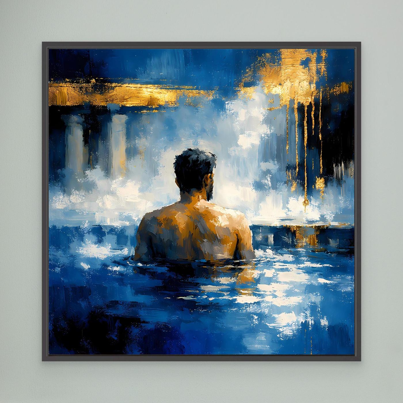 Wandbild auf Leinwand: Rückenansicht eines Mannes im blauen Bad, goldene Akzente, schwarz gerahmt