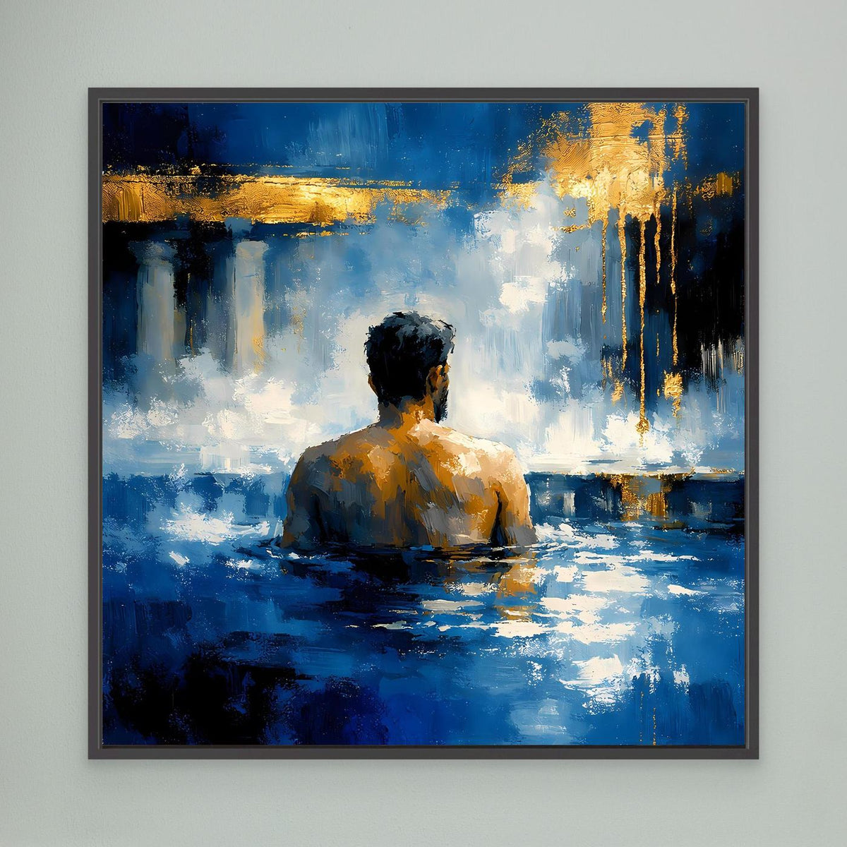 Wandbild auf Leinwand: Rückenansicht eines Mannes im blauen Bad, goldene Akzente, schwarz gerahmt