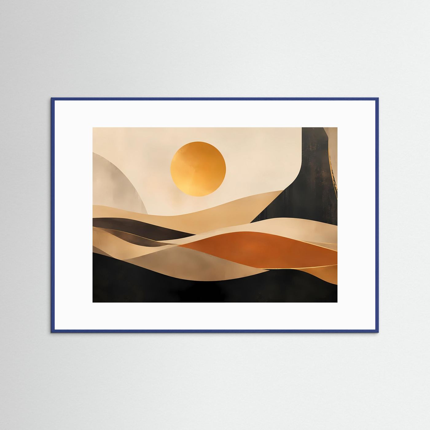 Querformat-Poster mit abstrakten Dünen und gelber Sonne in beige, schwarz und Terrakotta, blauer Rahmen.