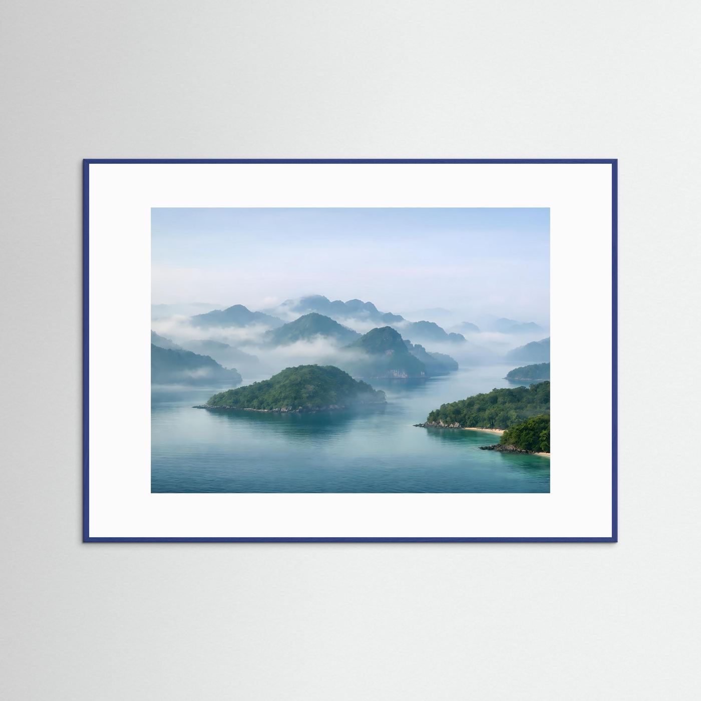 Querformat-Poster mit Fjordlandschaft im Dämmerlicht, blauer Rahmen
