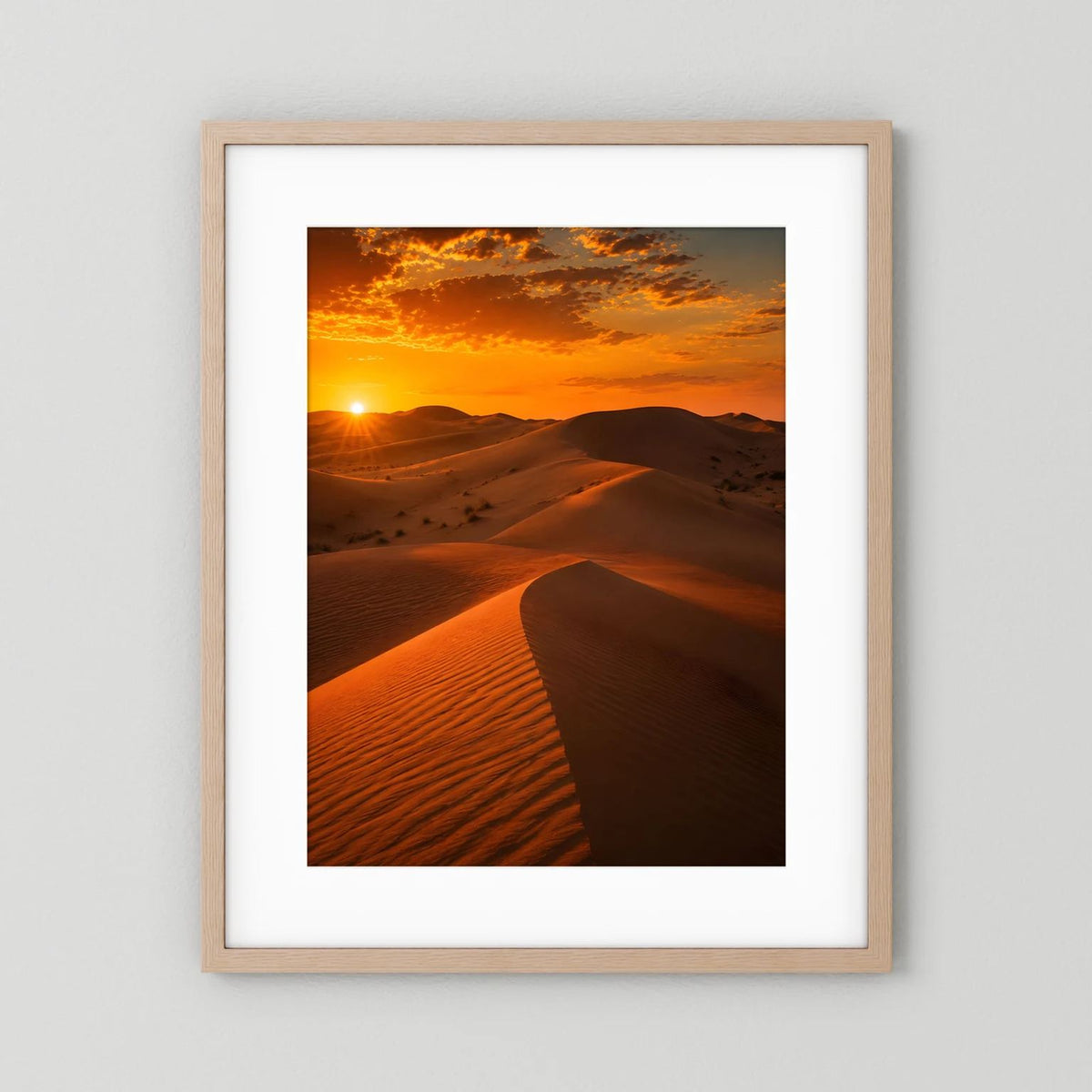 Gerahmtes Poster mit Wüsten-Dünen in Goldorange, heller Holzrahmen und weißer Einfassung