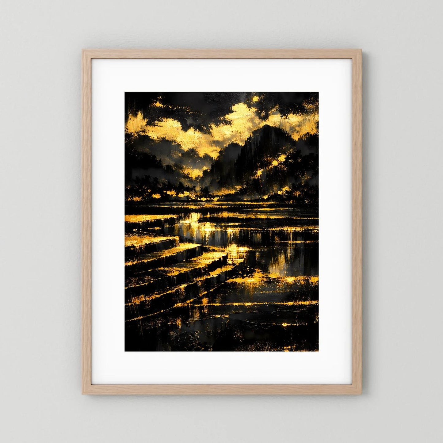 Wandbild-Poster im Hochformat mit abstrakter Berglandschaft Schwarz und Gold, heller Holzrahmen