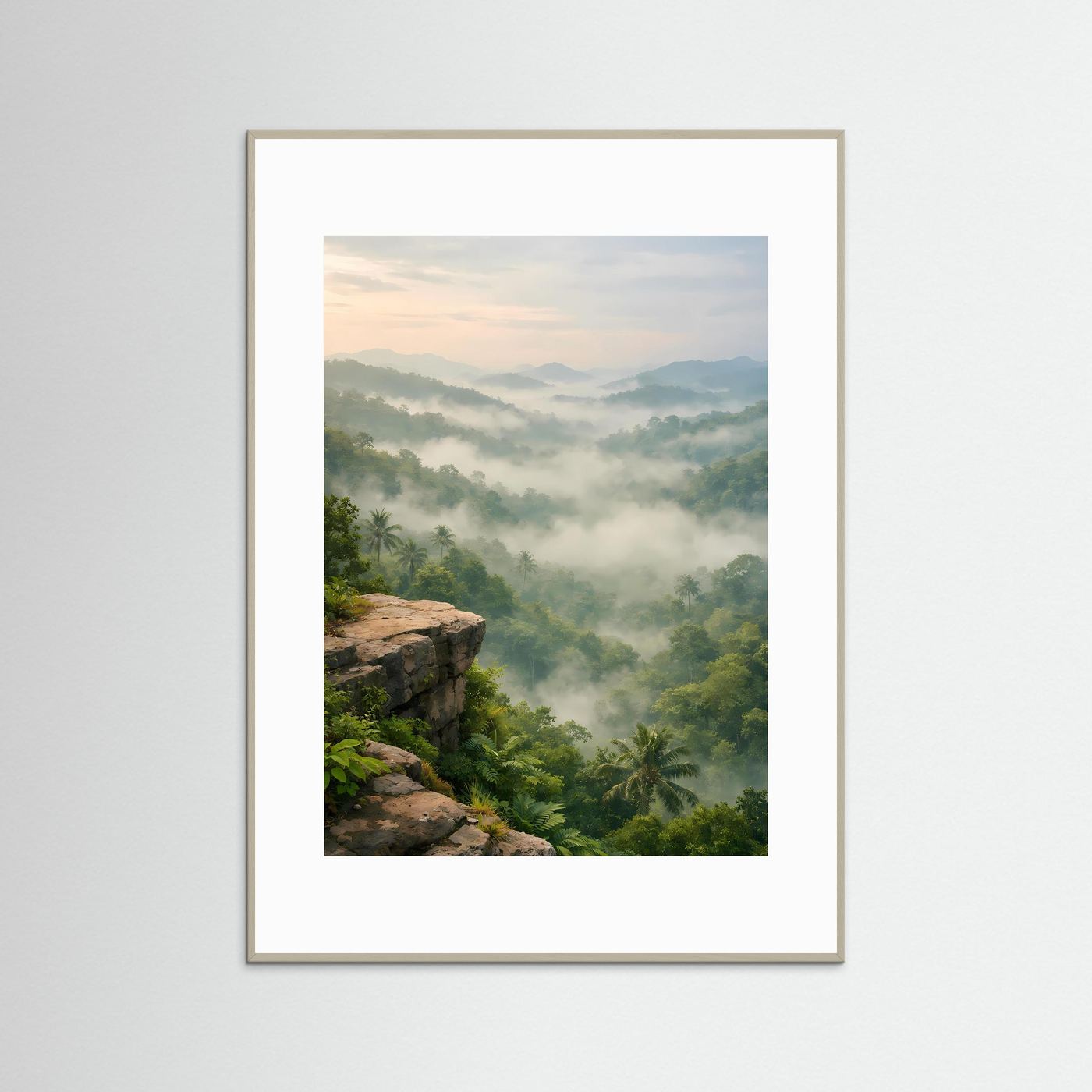 Hochformat-Naturposter im hellgrauen Rahmen mit Dschungelklippe und Nebelwald