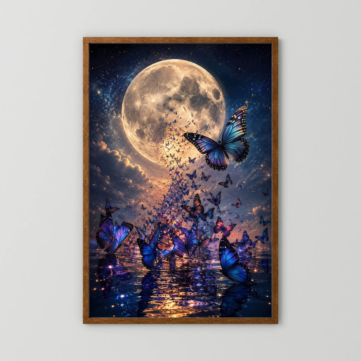 Poster mit Mondschein über Wasser und blauen Schmetterlingen, brauner Holzrahmen