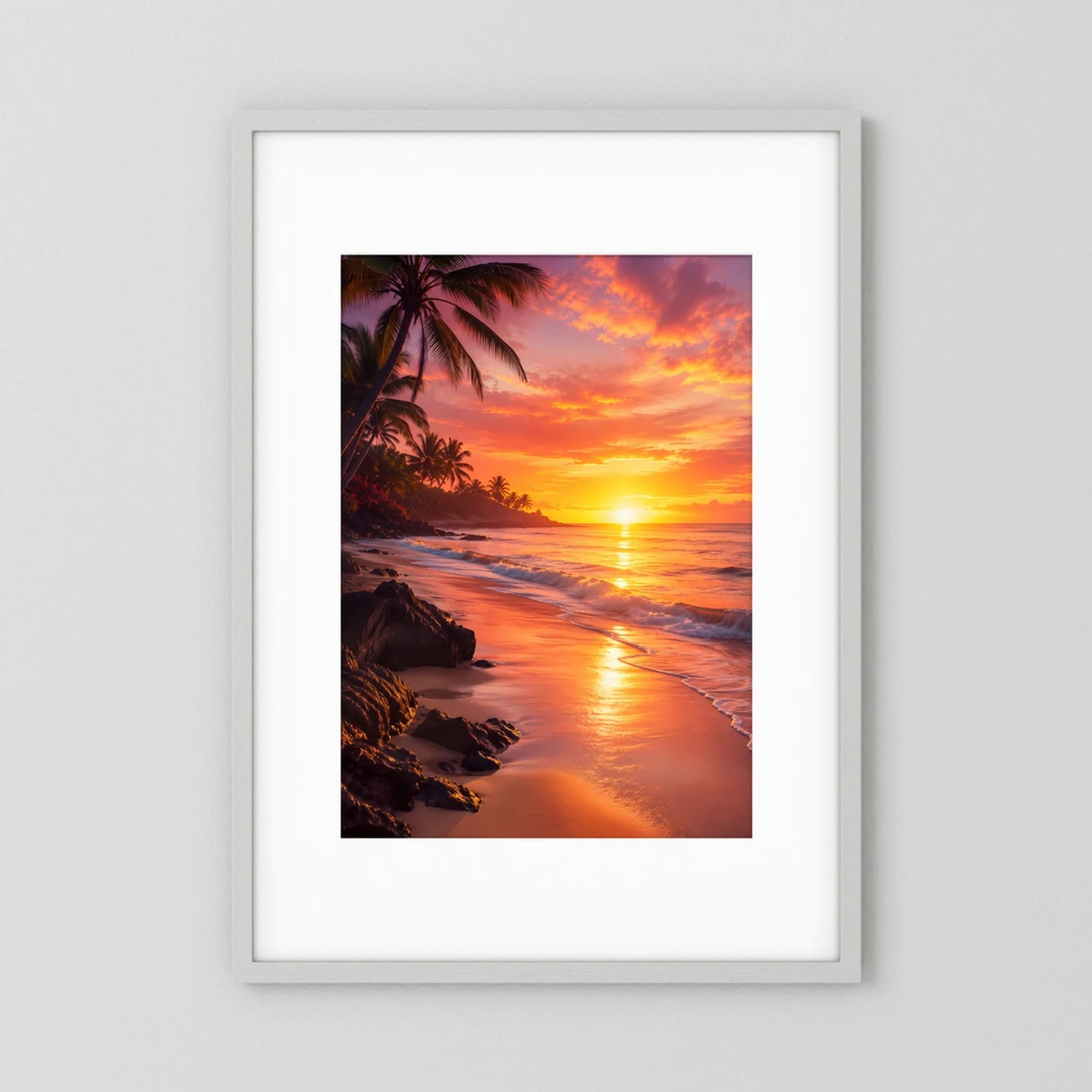 Poster im Hochformat mit tropischem Strand bei Sonnenuntergang, Palmen und Meer in Orange/Rosa, weiß gerahmt