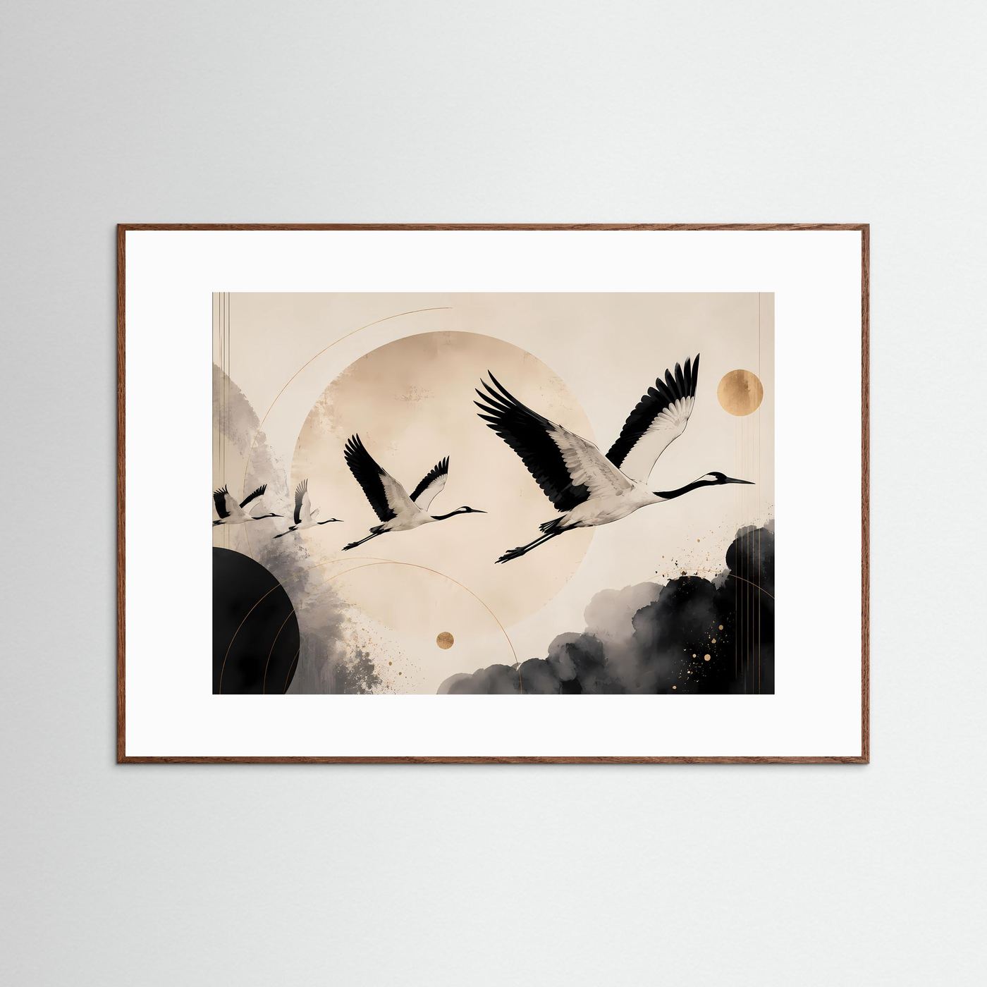 Poster mit fliegenden Kranichen in Schwarz und Beige, brauner Holzrahmen