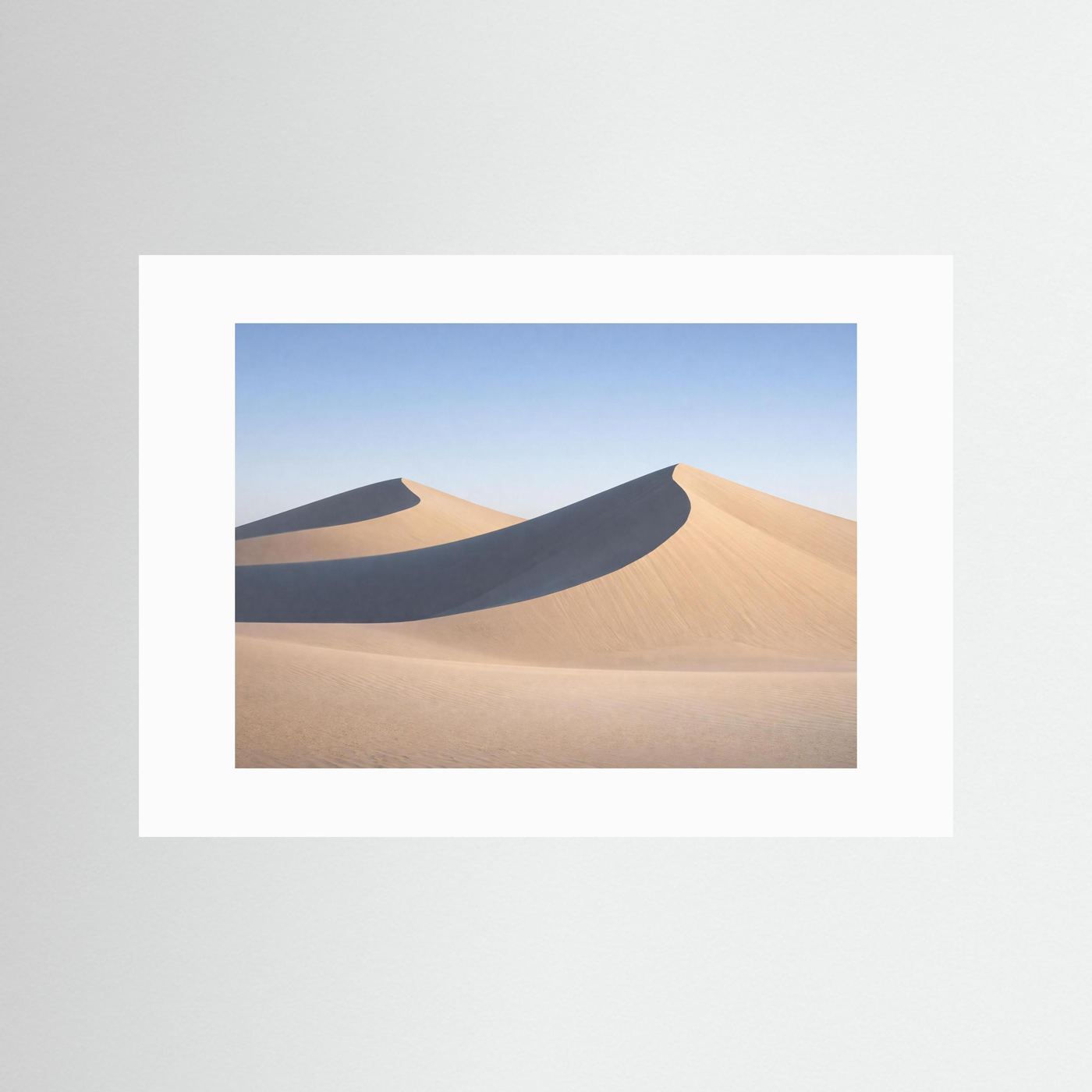 Naturposter im Panorama-Querformat mit Wüstendünen und weißem Passepartout