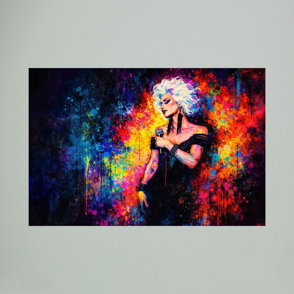 Wandbild: Sängerin mit Mikrofon, Pop-Art-Farbnebel und Sprenkel, buntes Querformat.