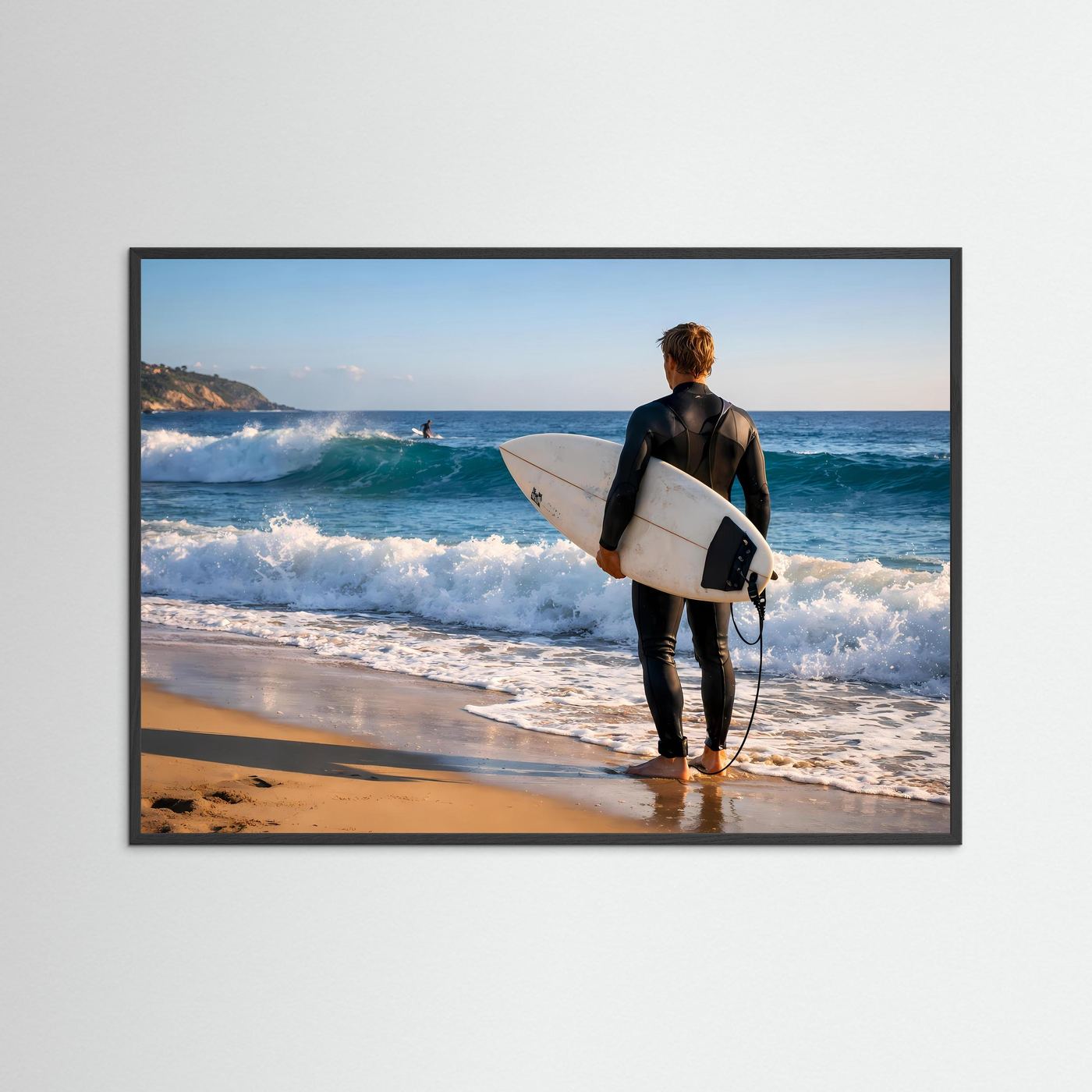 Surfer-Poster im Querformat mit Ozeanmotiv und schwarzem Holzrahmen