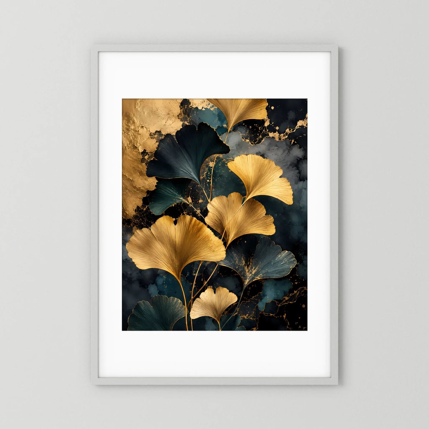 Poster mit goldenen Ginkgo-Blättern in dunkelblauem Abstraktstil, im weißen Rahmen