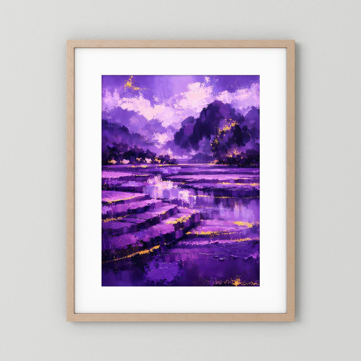 Hochformat-Poster mit abstrakter violetter Landschaft: See, Uferstreifen und goldene Lichtakzente; heller Holzrahmen.