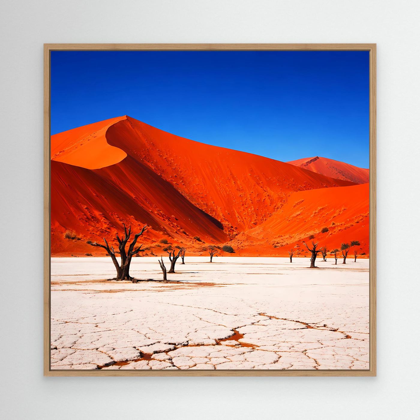 Leinwandbild: rote Dünenlandschaft, blauer Himmel, Bäume auf rissigem Boden, Holzrahmen
