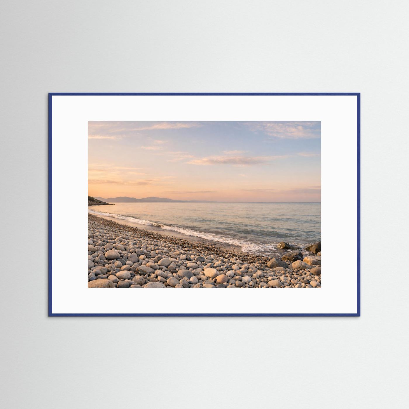 Küsten-Panorama-Poster: Steinstrand, Meer und Dämmerungshimmel, Querformat, blauer Rahmen