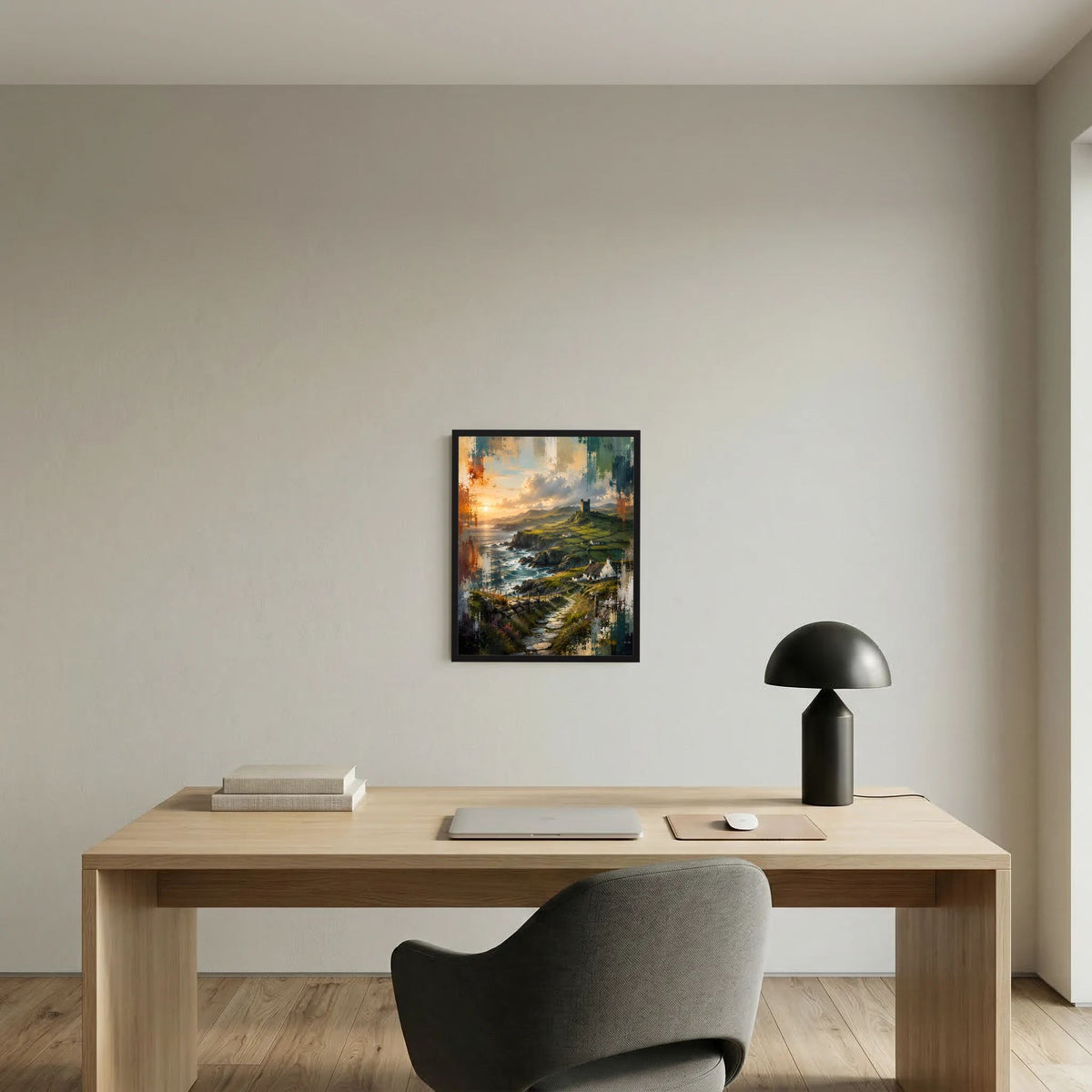 Gerahmtes Landschaftsposter im Hochformat mit Küste, grünen Klippen, Burgruine und Meer
