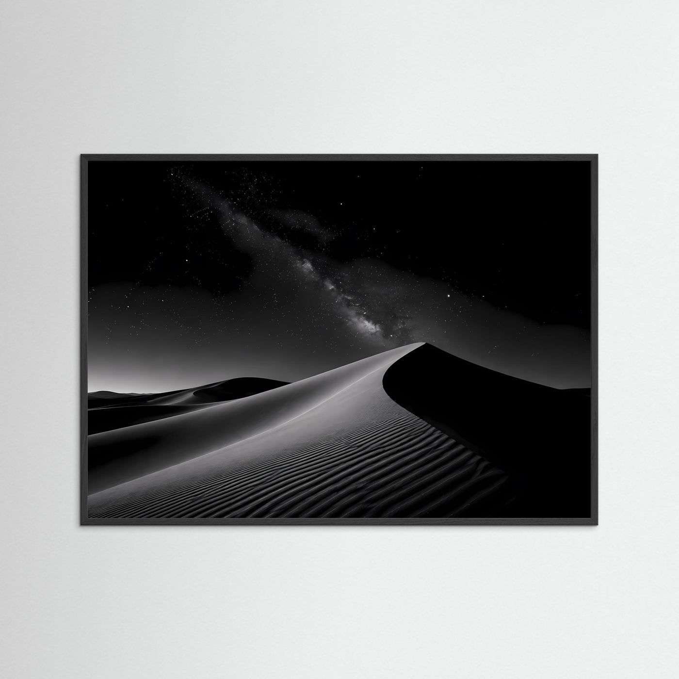 Poster mit Wüstenlandschaft im Schwarz-Weiß-Nachtstil, schwarze Rahmenkanten