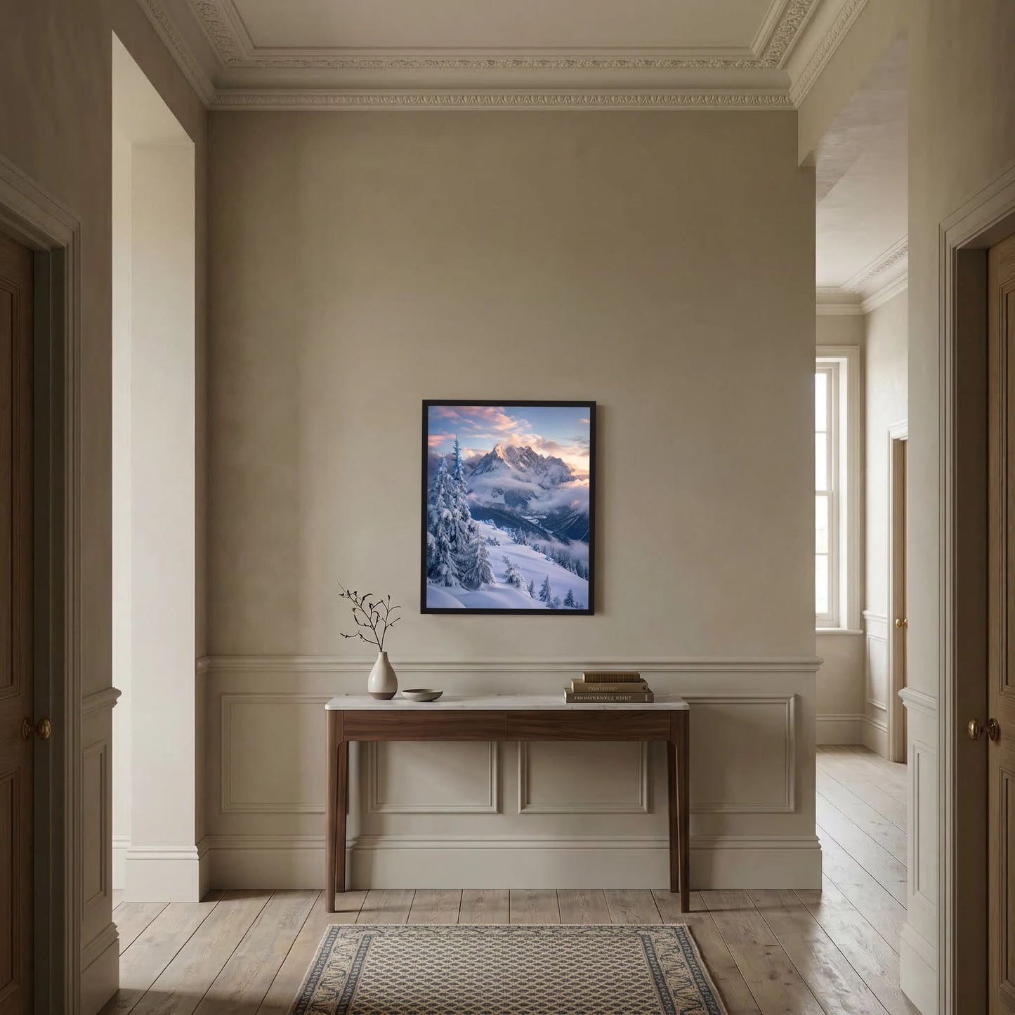Gerahmtes Hochformat-Poster mit verschneitem Gebirge und Tannen im Sonnenaufgang