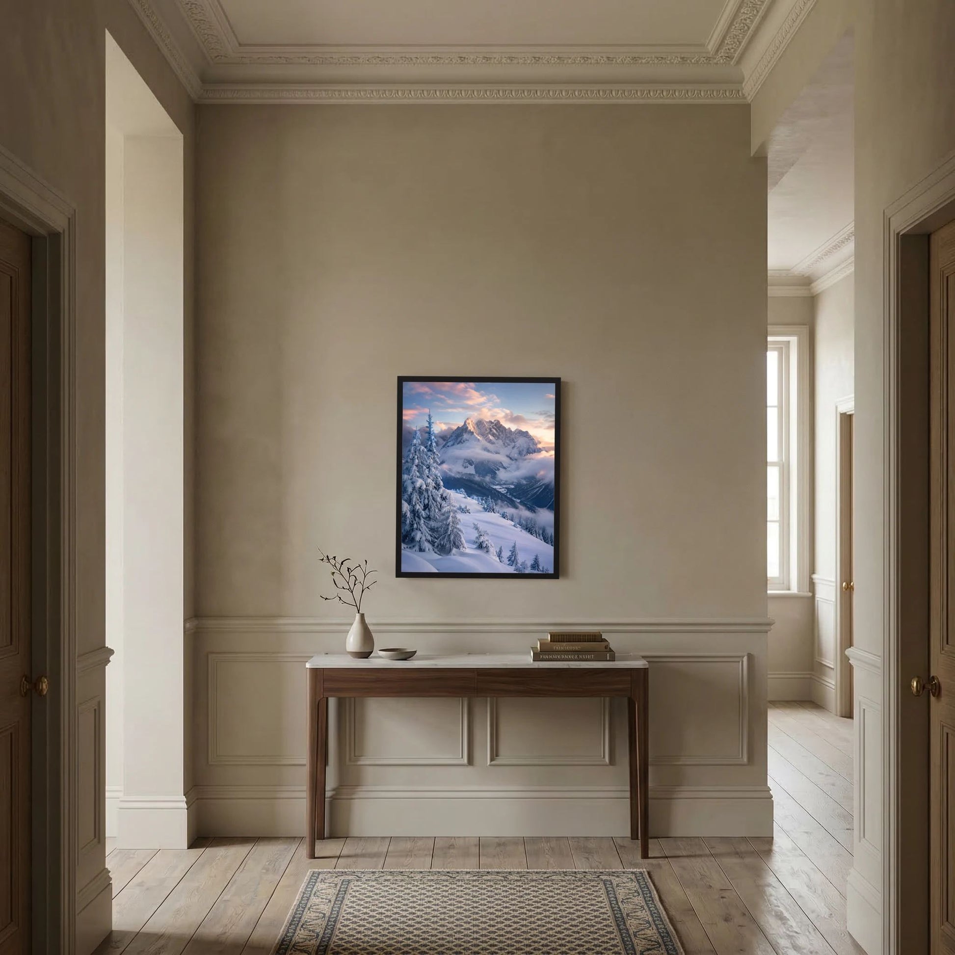 Gerahmtes Hochformat-Poster mit verschneitem Gebirge und Tannen im Sonnenaufgang