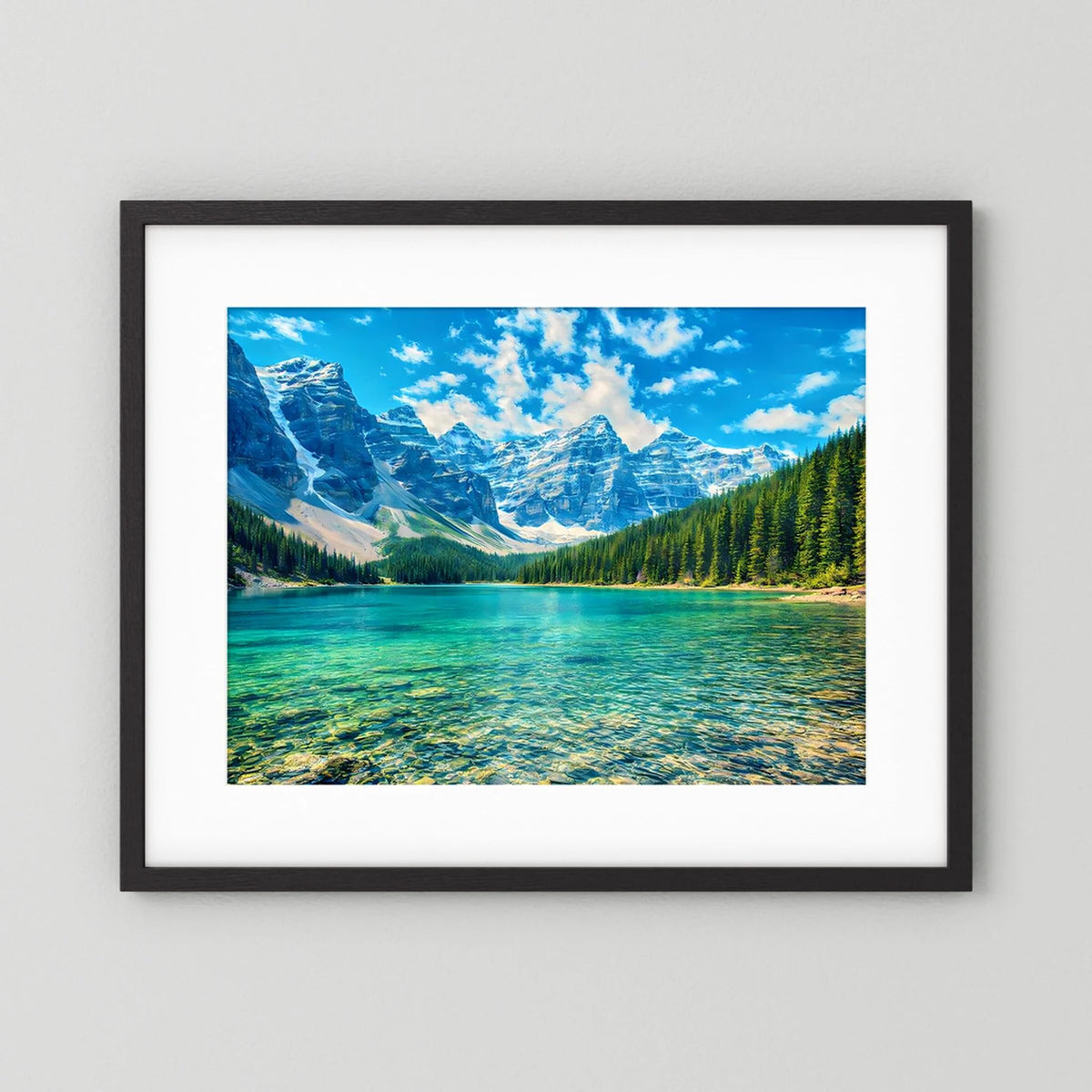 Wandbild im Querformat mit türkisgrünem See, Bergen und Nadelwald, schwarzer Rahmen