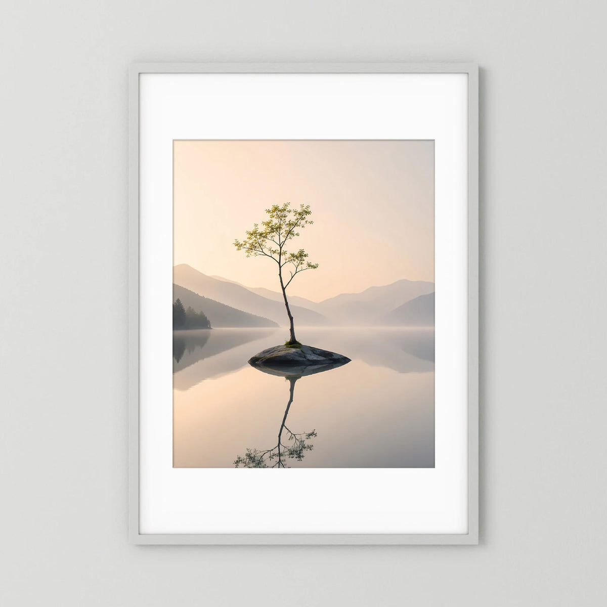 Einsamer Baum im Bergsee | Minimalistische Landschaft mit Spiegelung | Poster Hochformat