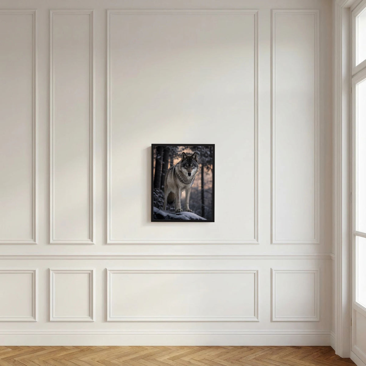 Wolf-im-Winterwald-Poster im schwarzen Rahmen, stehender Grauwolf auf Schnee