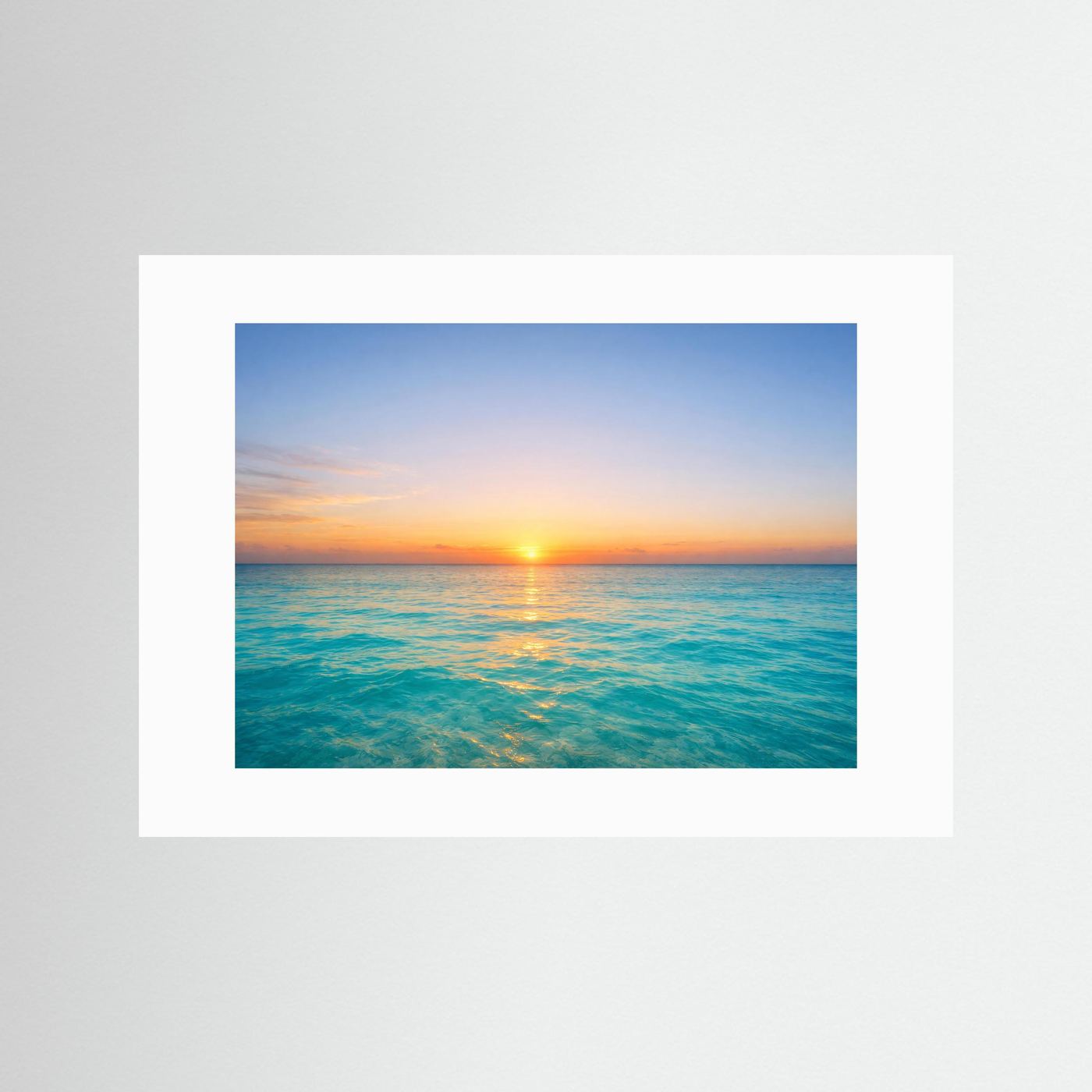 Poster im Querformat mit weißem Passepartout: Sonnenuntergang über türkisblauem Meer