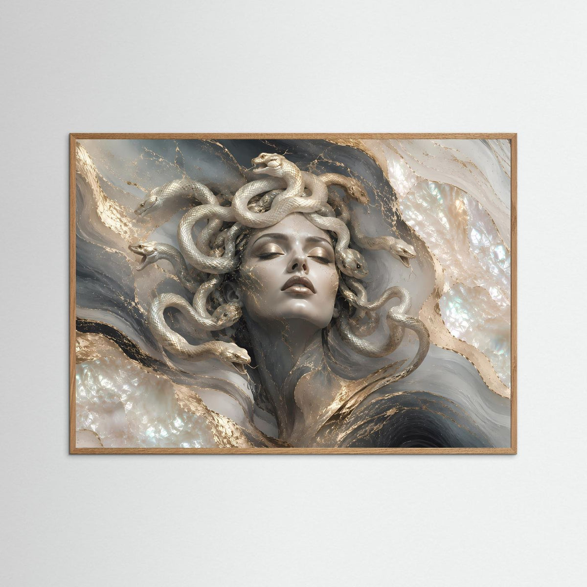 Querformat-Poster mit Medusa-Frauenfigur, silbernen Schlangen und Goldakzenten im mittelbraunen Holzrahmen