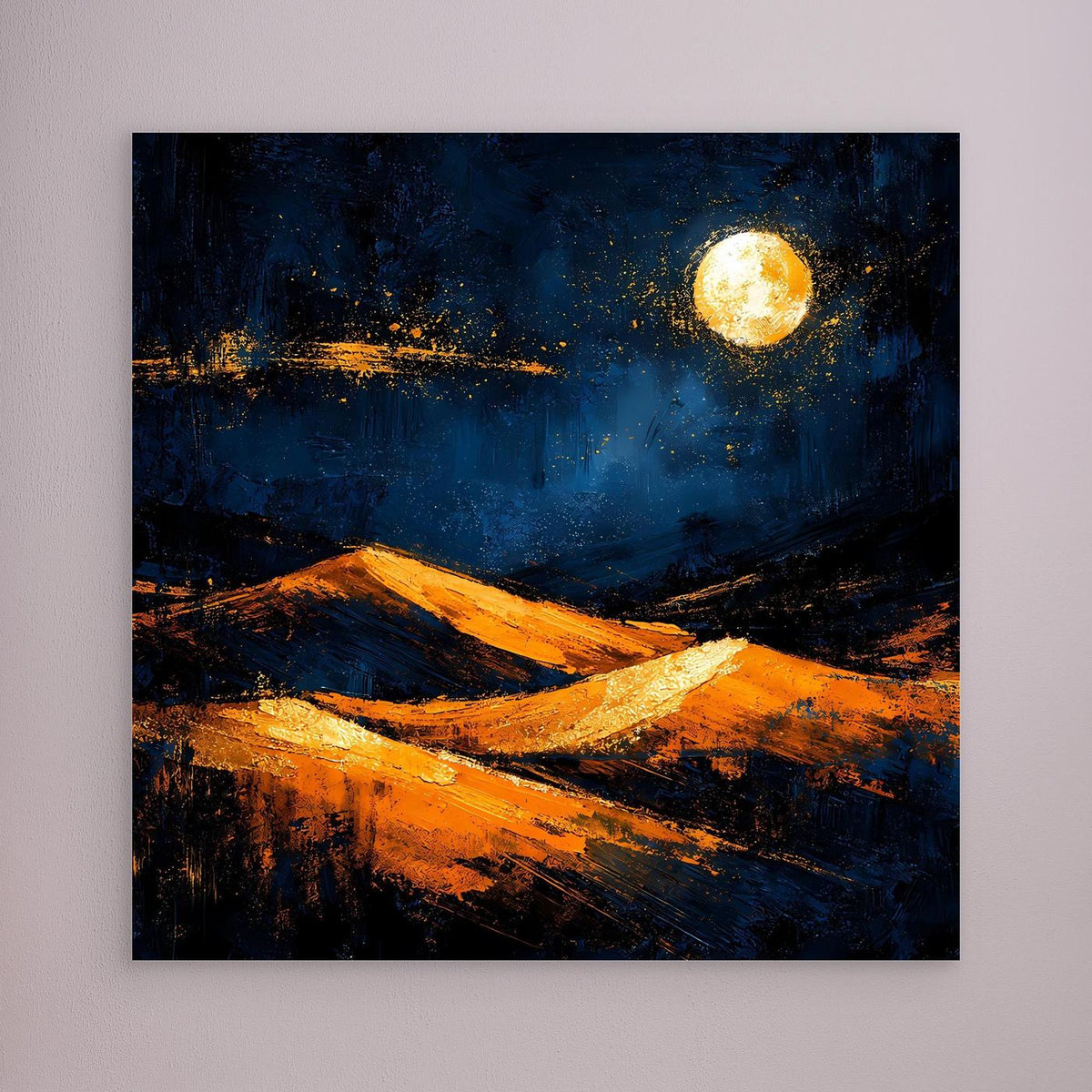 Abstraktes Leinwand-Wandbild mit goldenen Dünen und dunklem Blau, ohne sichtbaren Rahmen