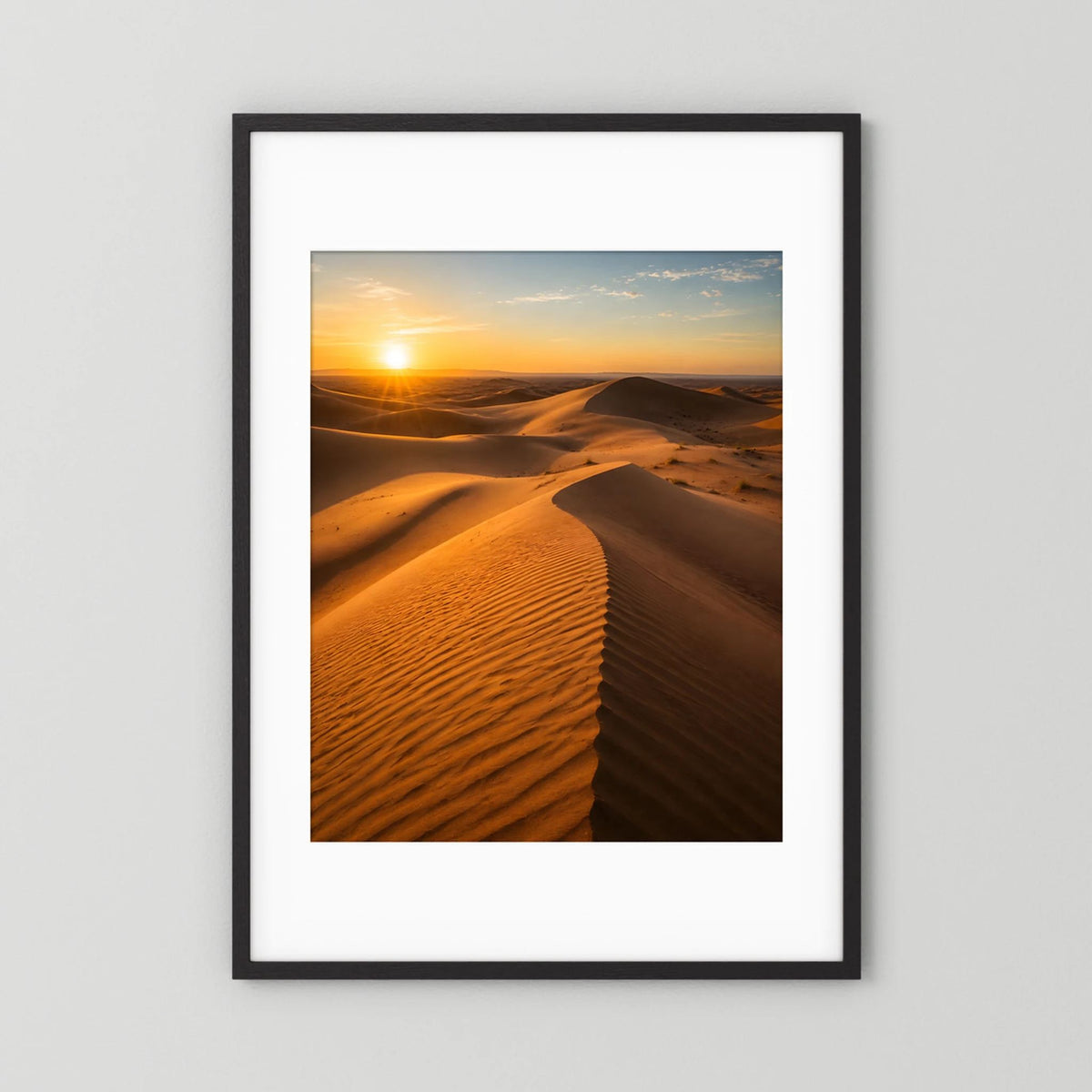 Landschaftsposter im Hochformat mit Dünenlandschaft und Sonnenuntergang, schwarzer Rahmen