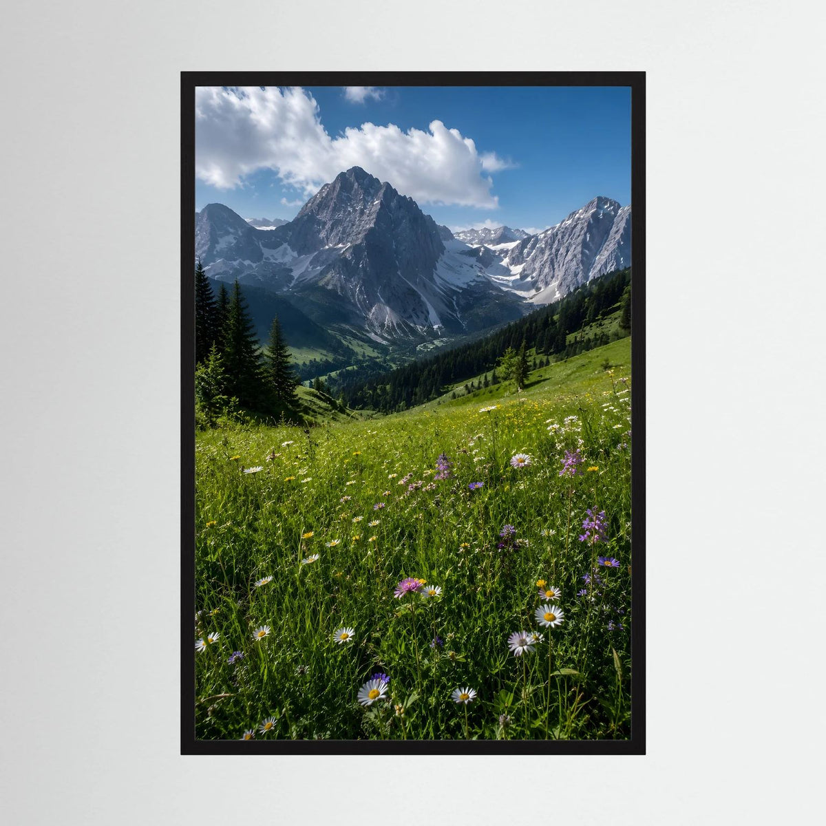 Wandbild mit alpiner Berglandschaft und Wildblumen im Hochformat, schwarzer Rahmen