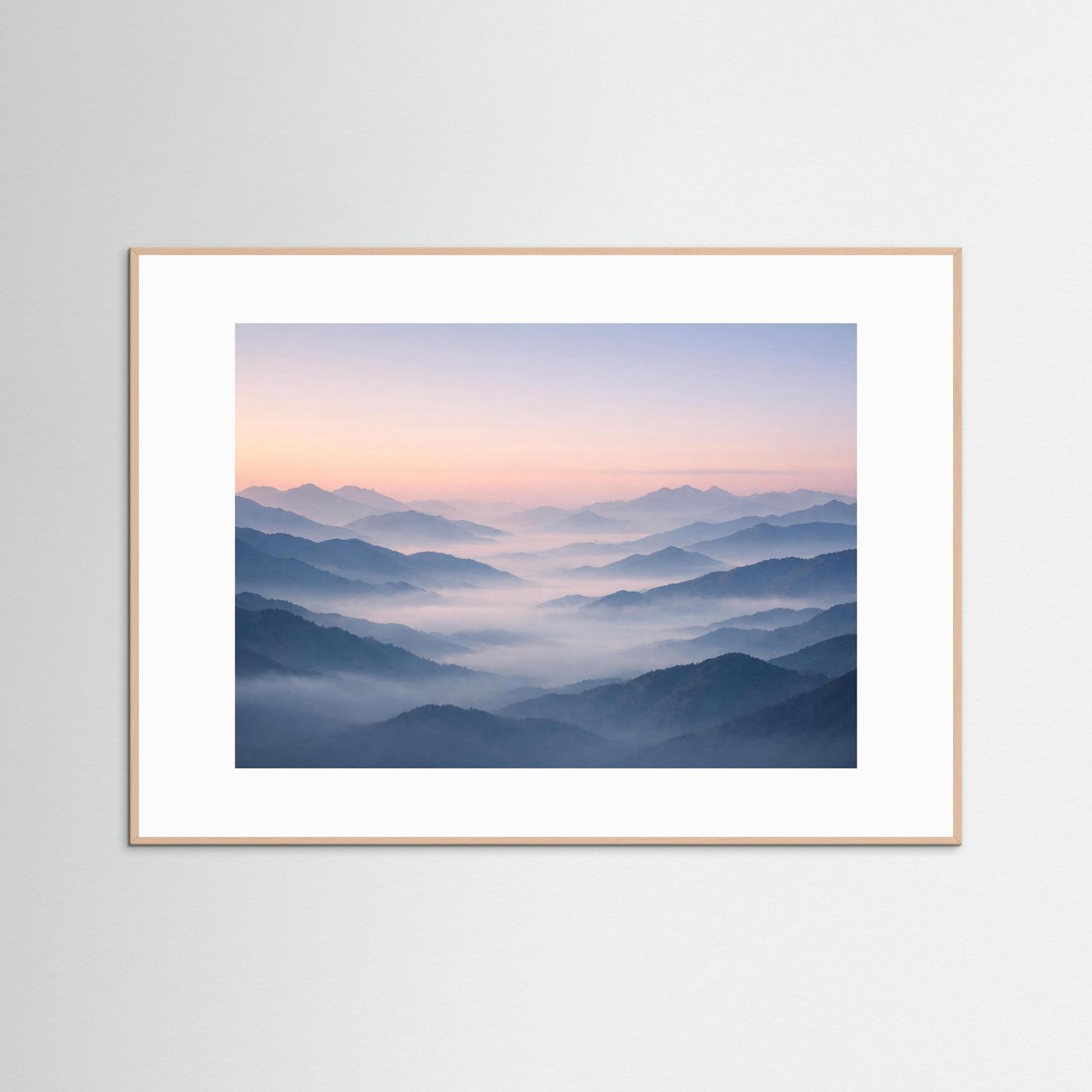 Querformatiges Naturposter mit Bergepanorama, im hellen Holzrahmen mit Weißrand