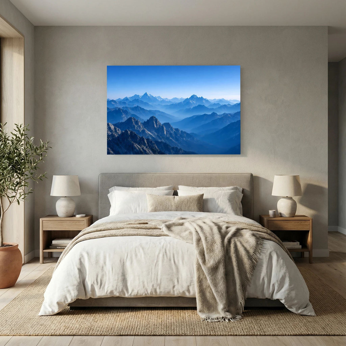 Wandposter mit blauer Berglandschaft und Dunstschichten in der Ferne