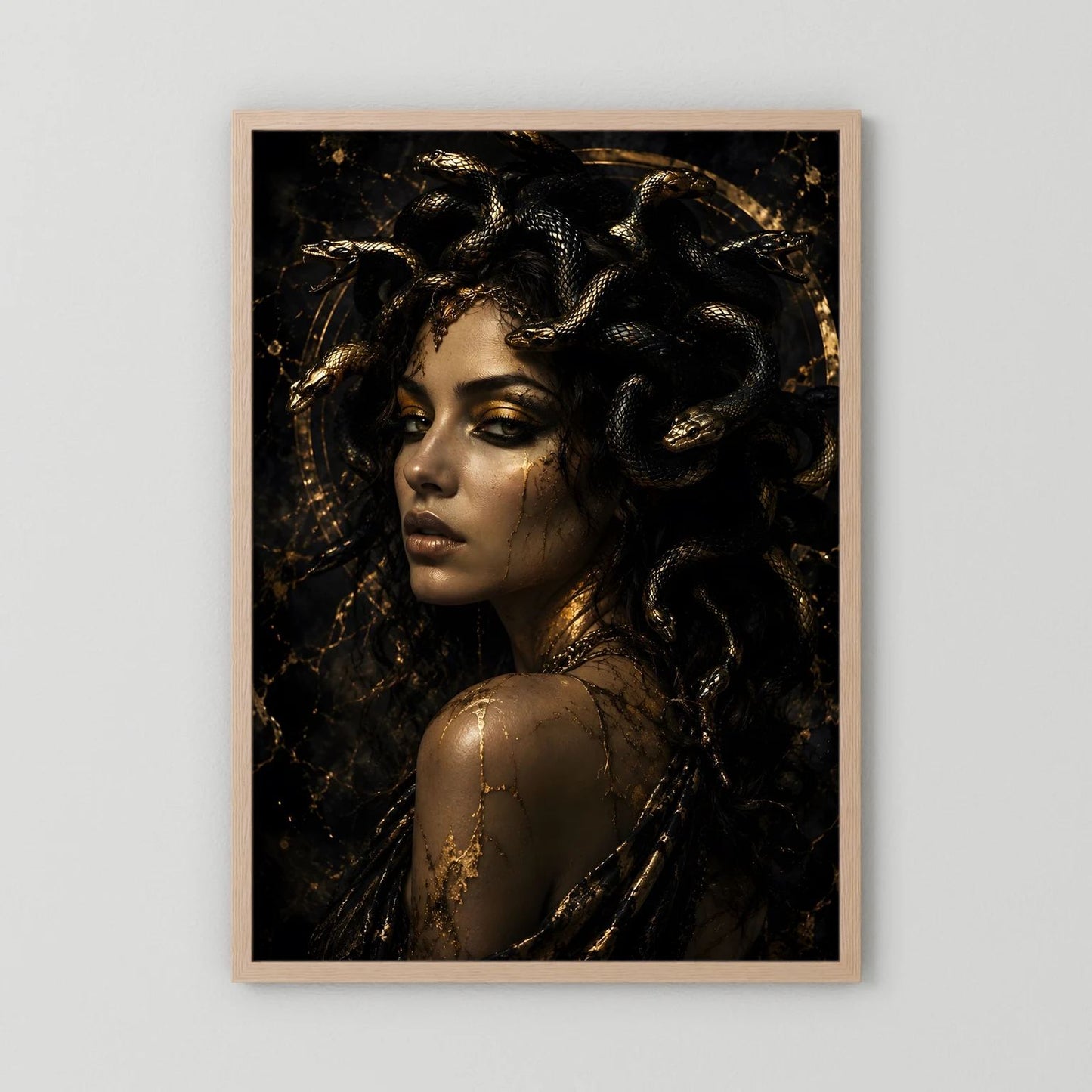 Poster mit dunklem Medusa-Porträt in Schwarz-Gold, Schlangenhaar, Holzrahmen hellbraun