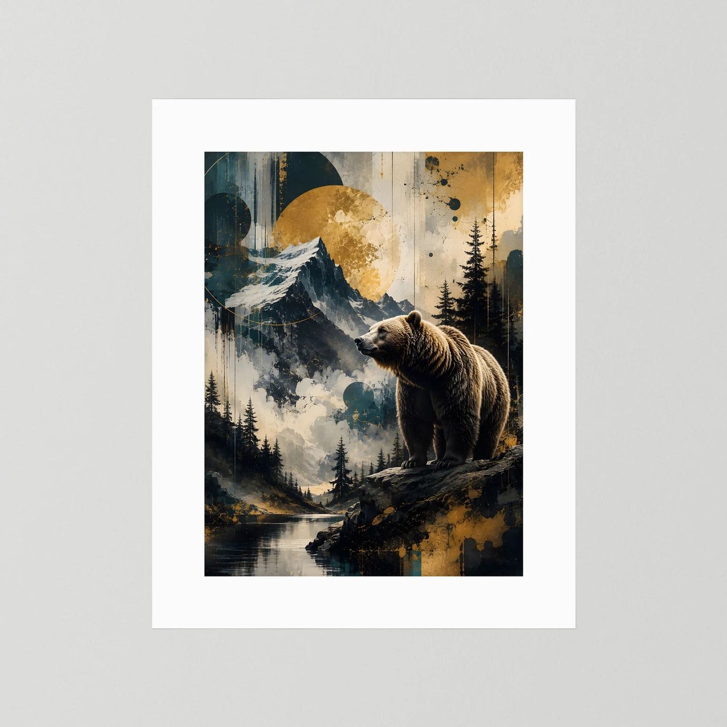 Hochformat-Kunstdruck: brauner Bär auf Felsvorsprung in Berglandschaft