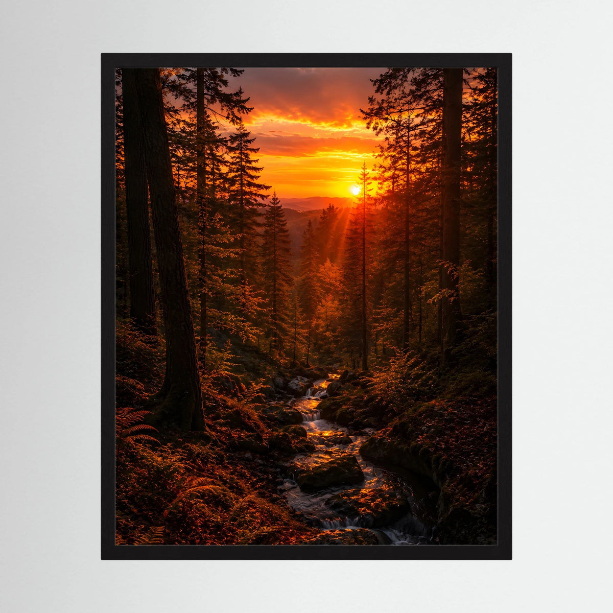 Hochformatiges Poster im schwarzen Rahmen mit Waldweg und Bach bei Sonnenuntergang