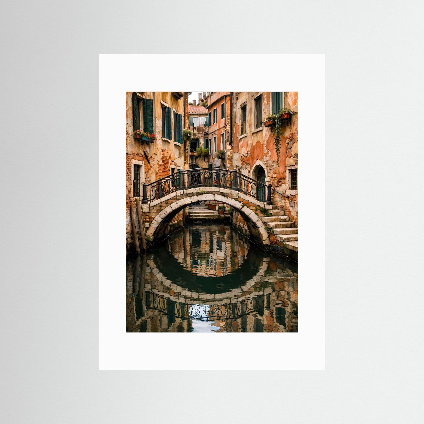 Poster mit venezianischer Steinbrücke über Kanal, Wasserspiegelung im weißen Passepartout