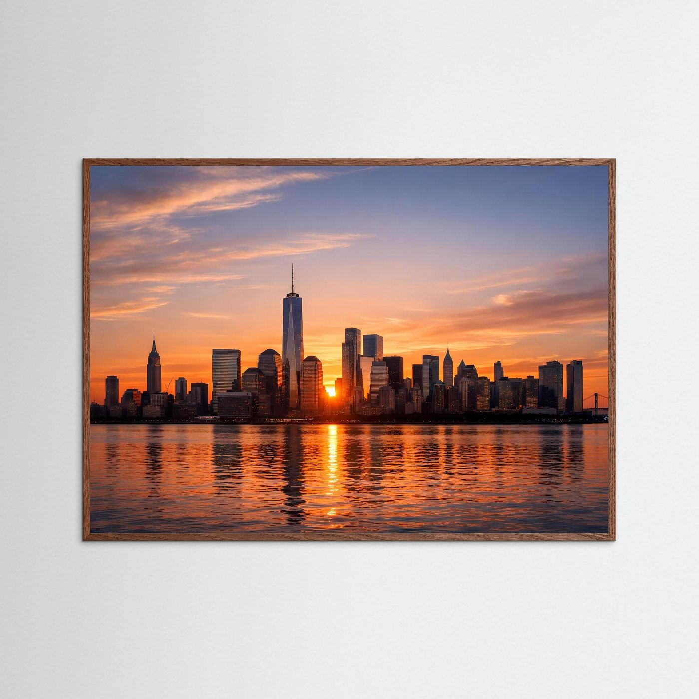 Architekturposter Querformat: New-York-Skyline bei Sonnenuntergang, im braunem Holzrahmen