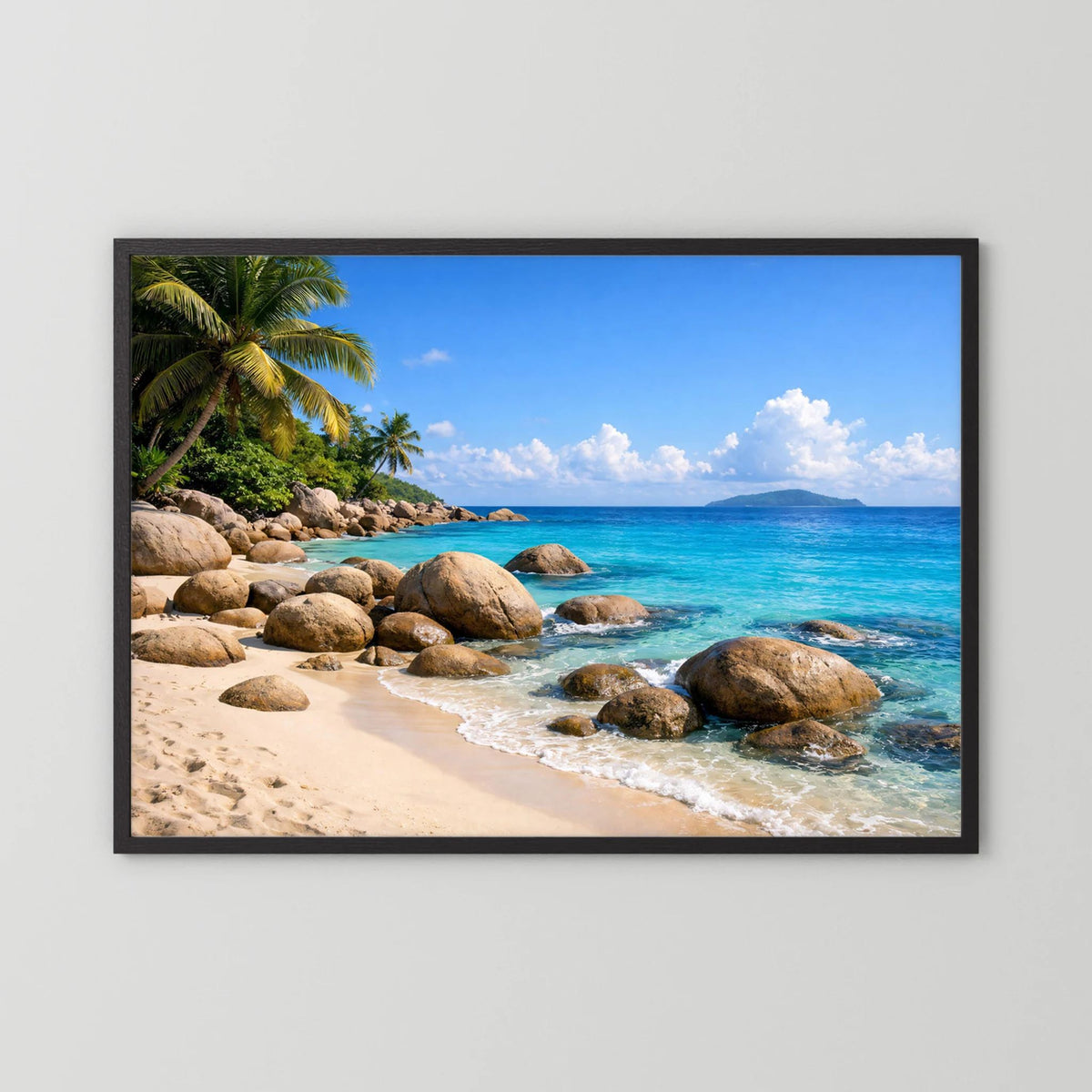 Poster mit tropischem Strand und Granitfelsen, Querformat, schwarzer Holzrahmen