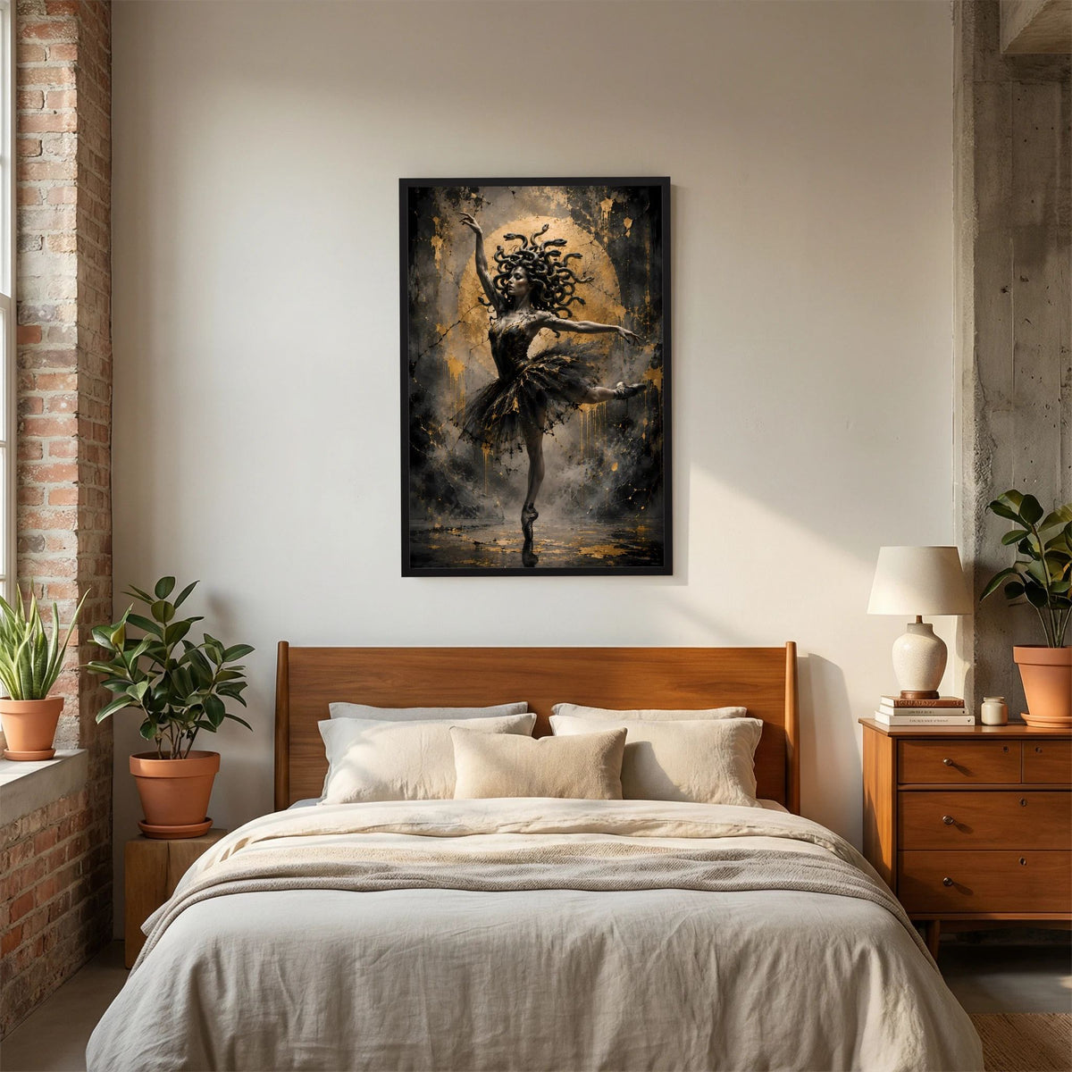 Hochformat-Poster im schwarzen Rahmen: tanzende Ballerina mit Schlangenhaaren, Schwarz-Gold