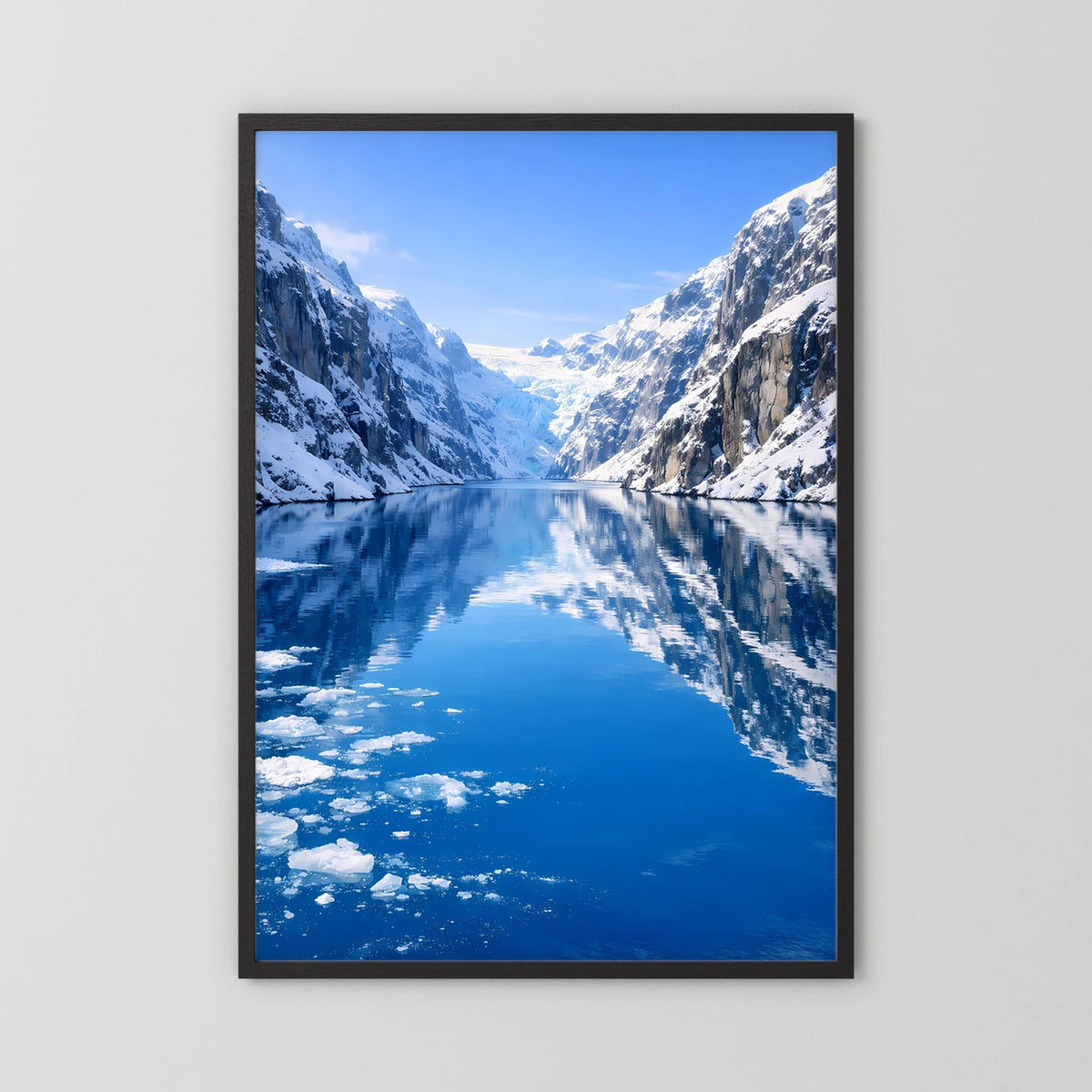 Gerahmtes Poster mit blauem Fjord und Gletschereis, schwarzer Rahmen, Hochformat.