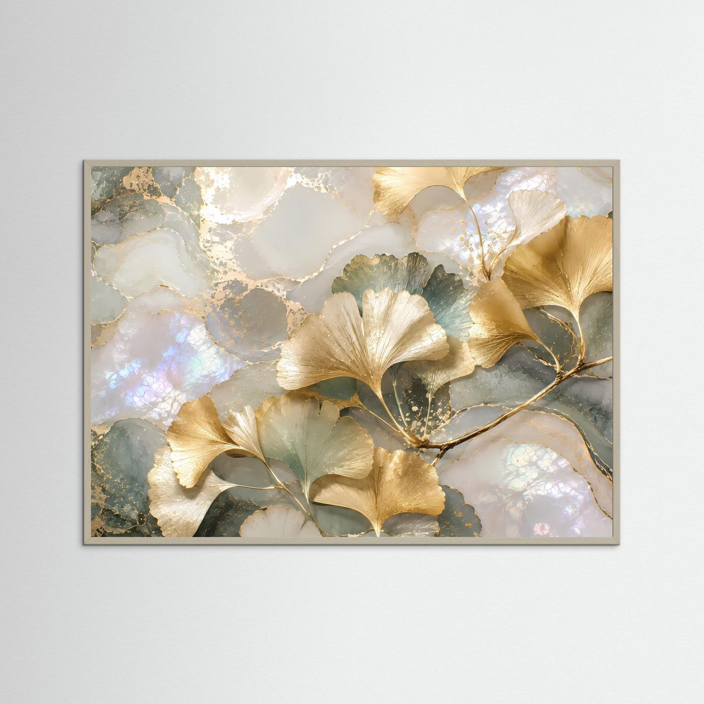 Botanisches Poster im grauen Holzrahmen: goldene Ginkgo-Blätter auf Perlmutt, Querformat