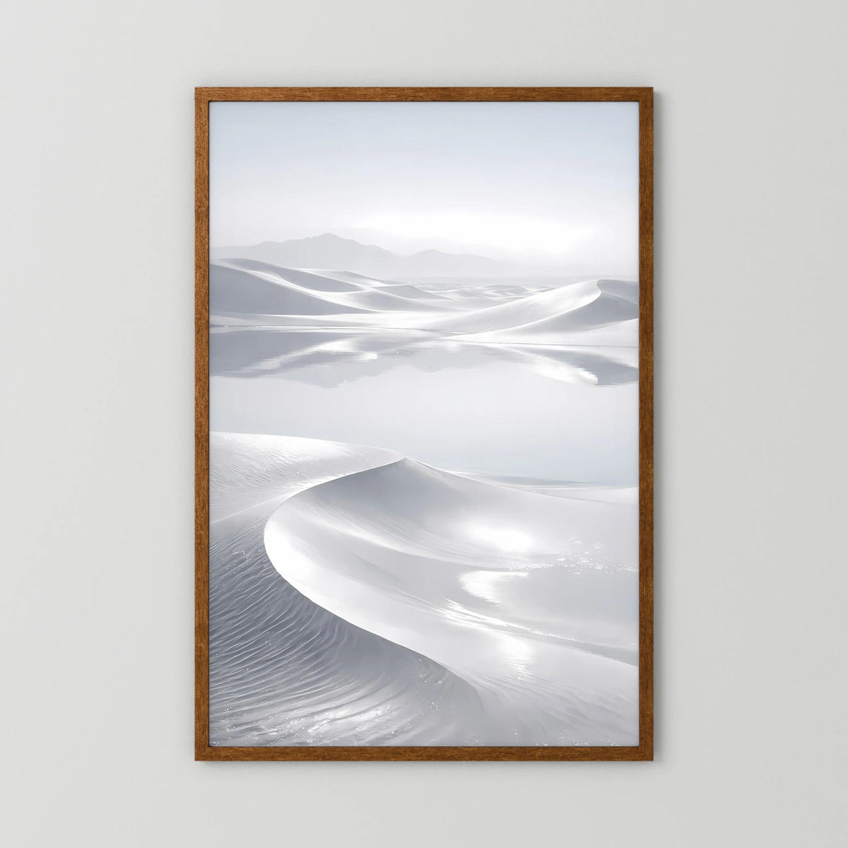Wandposter im Hochformat mit braunem Holzrahmen und Dünenmotiv in Weiß/Grau