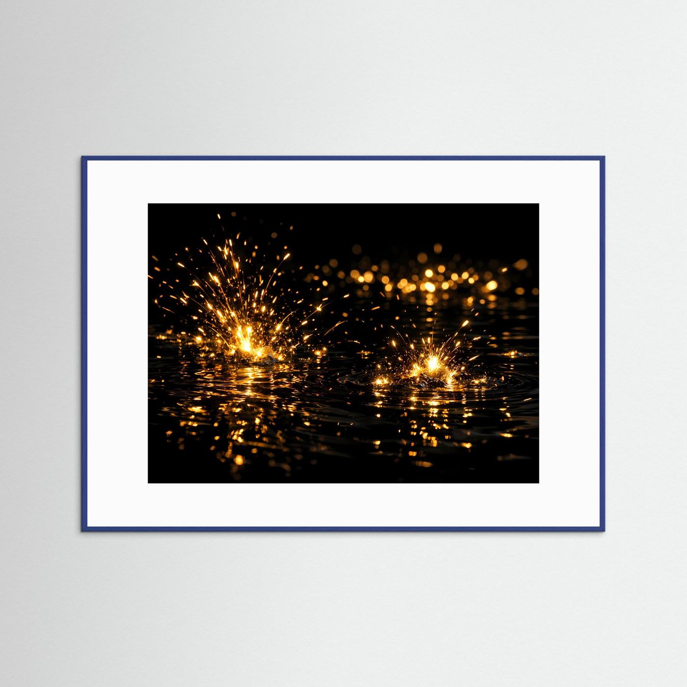 Abstraktes Wandbild mit goldenem Funkenregen auf dunklem Wasser, blauer Rahmen
