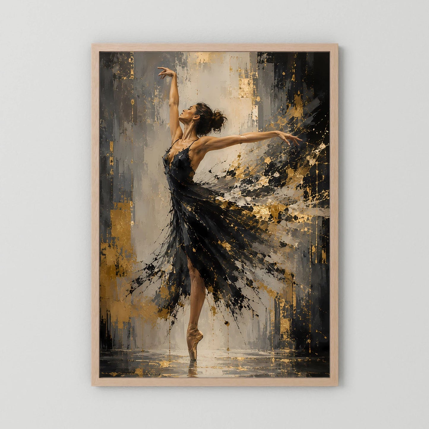 Kunstposter Ballerina in Schwarz und Gold im hellen Holzrahmen, hochformatig